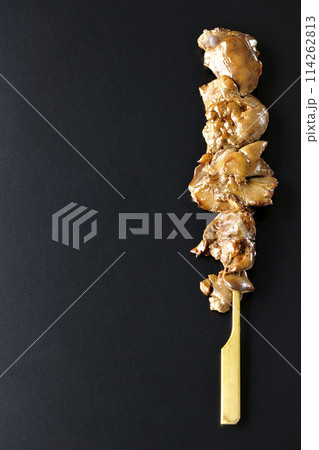 焼き鳥、レバーを黒背景で撮影 焼き鳥、レバーを黒背景で撮影 114262813