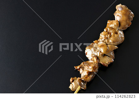 焼き鳥、レバーを黒背景で撮影 114262823
