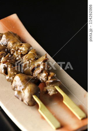 焼き鳥、レバーを黒背景で撮影 114262866