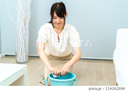 拭き掃除をする女性 114262899