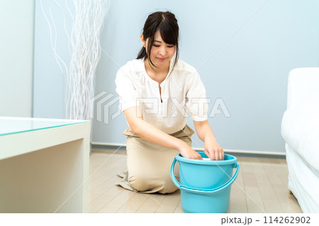 拭き掃除をする女性 114262902