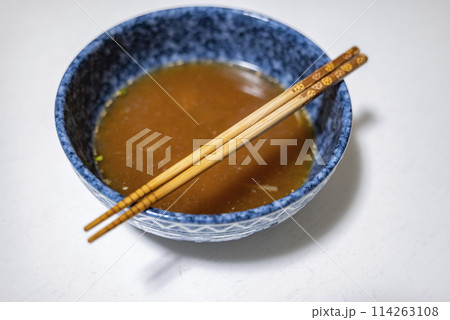 健康、ダイエットの為ラーメンスープを残す 114263108