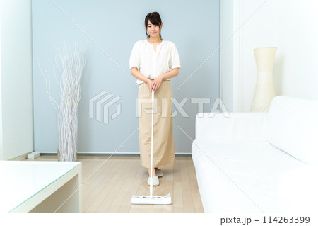 拭き掃除をする女性 114263399