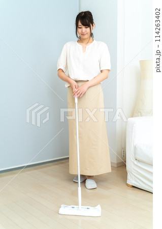 拭き掃除をする女性 114263402