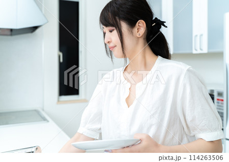 洗い物をする女性 洗い物をする女性 114263506