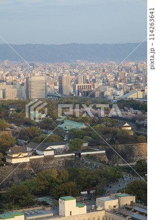 空から眺める大阪城鳥瞰図 桜の季節 生駒山系 春の青空に映える満開の桜 空から眺める大阪城鳥瞰図 桜の季節 生駒山系 春の青空に映える満開の桜 114263641
