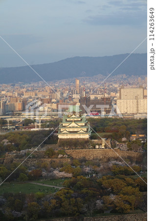 空から眺める大阪城鳥瞰図 桜の季節 生駒山系 春の青空に映える満開の桜 空から眺める大阪城鳥瞰図 桜の季節 生駒山系 春の青空に映える満開の桜 114263649
