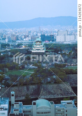 空から眺める大阪城鳥瞰図 桜の季節 生駒山系 春の青空に映える満開の桜 空から眺める大阪城鳥瞰図 桜の季節 生駒山系 春の青空に映える満開の桜 114263672