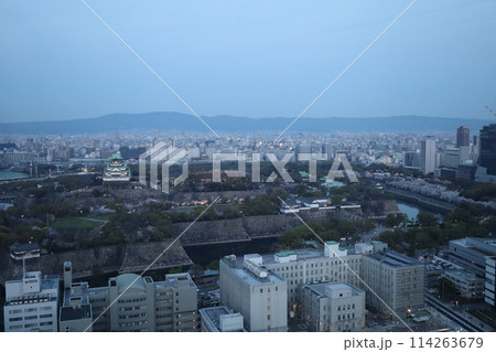 空から眺める大阪城鳥瞰図　桜の季節　生駒山系　春の青空に映える満開の桜 114263679