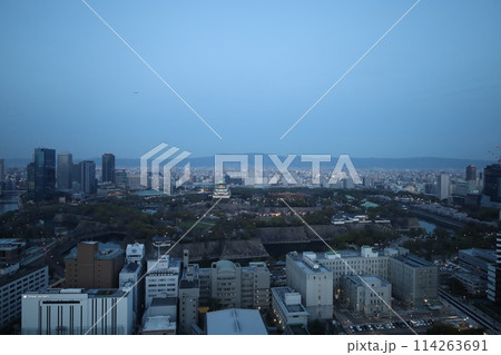 空から眺める大阪城鳥瞰図　桜の季節　生駒山系　黄昏時と夜景の大阪城ライトアップ 114263691