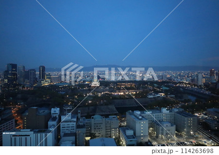 空から眺める大阪城鳥瞰図　桜の季節　生駒山系　黄昏時と夜景の大阪城ライトアップ 114263698