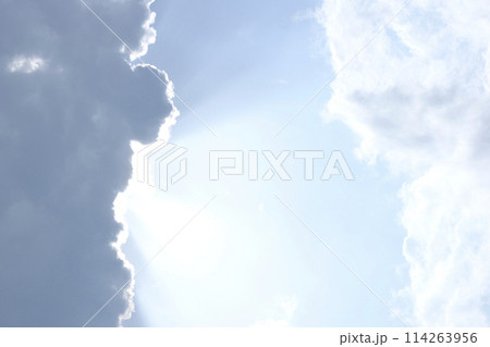 太陽が雲に隠れる 太陽が雲に隠れる 114263956