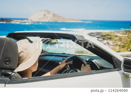 晴れた日にオープンカーを運転する若い男性 晴れた日にオープンカーを運転する若い男性 114264090