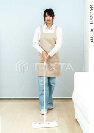 拭き掃除をするエプロンを着けた女性 114264544