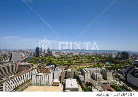 ゴールデンウィーク、五月初旬、若葉、初夏の大阪城公園、タワマンのラウンジから望む新緑の大阪城 ゴールデンウィーク、五月初旬、若葉、初夏の大阪城公園、タワマンのラウンジから望む新緑の大阪城 114264587