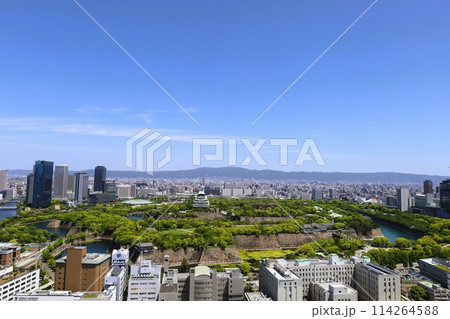 ゴールデンウィーク、五月初旬、若葉、初夏の大阪城公園、タワマンのラウンジから望む新緑の大阪城 ゴールデンウィーク、五月初旬、若葉、初夏の大阪城公園、タワマンのラウンジから望む新緑の大阪城 114264588