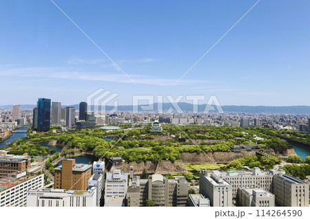 ゴールデンウィーク、五月初旬、若葉、初夏の大阪城公園、タワマンのラウンジから望む新緑の大阪城 ゴールデンウィーク、五月初旬、若葉、初夏の大阪城公園、タワマンのラウンジから望む新緑の大阪城 114264590
