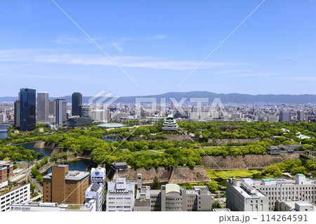 ゴールデンウィーク、五月初旬、若葉、初夏の大阪城公園、タワマンのラウンジから望む新緑の大阪城 114264591