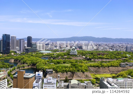 ゴールデンウィーク、五月初旬、若葉、初夏の大阪城公園、タワマンのラウンジから望む新緑の大阪城 114264592