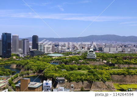 ゴールデンウィーク、五月初旬、若葉、初夏の大阪城公園、タワマンのラウンジから望む新緑の大阪城 114264594