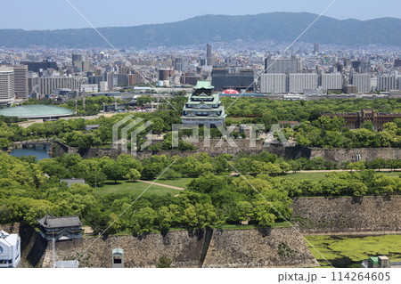 ゴールデンウィーク、五月初旬、若葉、初夏の大阪城公園、タワマンのラウンジから望む新緑の大阪城 114264605