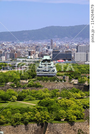 ゴールデンウィーク、五月初旬、若葉、初夏の大阪城公園、タワマンのラウンジから望む新緑の大阪城 114264679