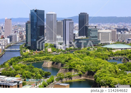 ゴールデンウィーク、五月初旬、若葉、初夏の大阪城公園、タワマンのラウンジから望む新緑の大阪城 114264682