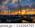 夕日に染まるヨットハーバー 114264765
