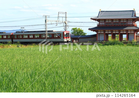 世界遺産奈良平城宮跡に復元された朱雀門前を走行する近鉄電車 114265164