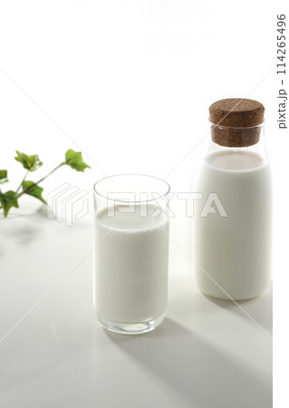 白い背景の牛乳 白い背景の牛乳 114265496