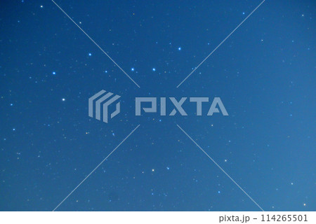 双眼鏡で星空観察 星空観察イメージ 星空イメージ 夏の星座観察 北斗七星 双眼鏡で星空観察 星空観察イメージ 星空イメージ 夏の星座観察 北斗七星 114265501