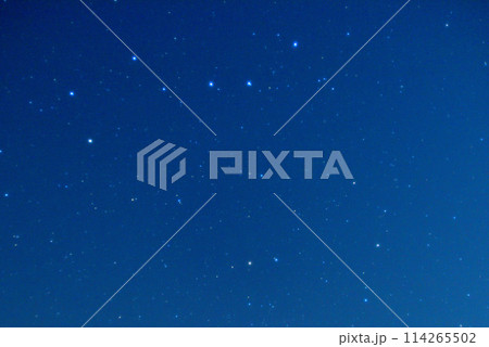 双眼鏡で星空観察 星空観察イメージ 星空イメージ 夏の星座観察 北斗七星 双眼鏡で星空観察 星空観察イメージ 星空イメージ 夏の星座観察 北斗七星 114265502