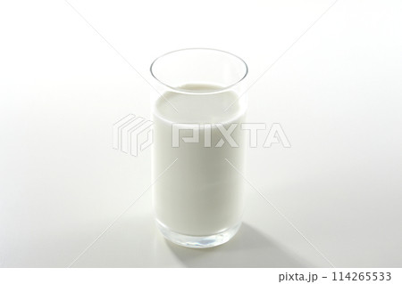 白い背景の牛乳 白い背景の牛乳 114265533
