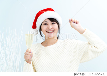 サンタ帽をかぶった女性 114265574
