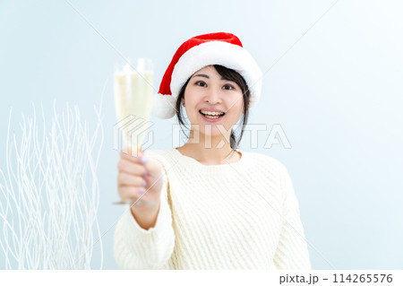 サンタ帽をかぶった女性 サンタ帽をかぶった女性 114265576