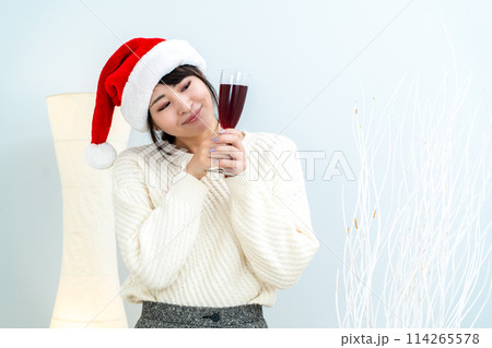 サンタ帽をかぶった女性 サンタ帽をかぶった女性 114265578