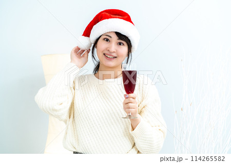 サンタ帽をかぶった女性 サンタ帽をかぶった女性 114265582