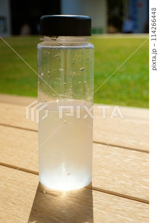 ボトルに入った水 ボトルに入った水 114266448