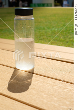 ボトルに入った水 ボトルに入った水 114266449