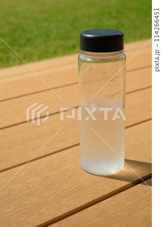 ボトルに入った水 ボトルに入った水 114266451
