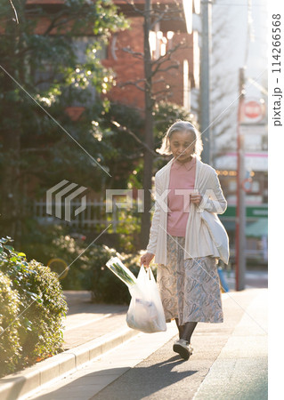 買い物をするシニア女性 114266568