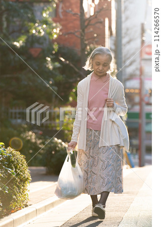 買い物をするシニア女性 114266570