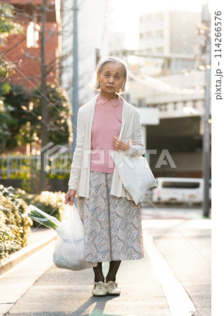買い物をするシニア女性 114266576