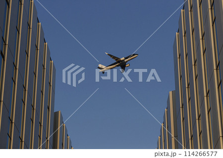 羽田イノベーションシティと飛行機 羽田イノベーションシティと飛行機 114266577