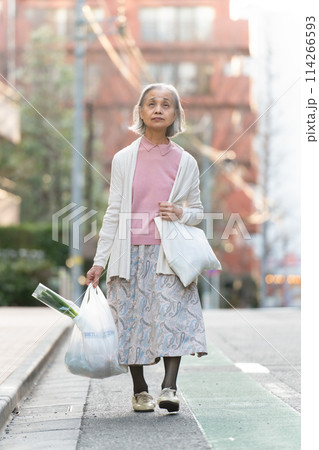 買い物をするシニア女性 114266593