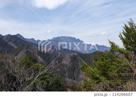 四阿屋山山頂から両神山を望む 114266687