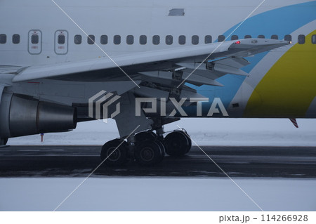 飛行機の主翼　タイヤ 114266928