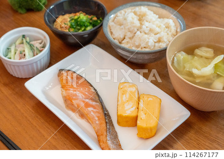 おいしい鮭の朝食 114267177
