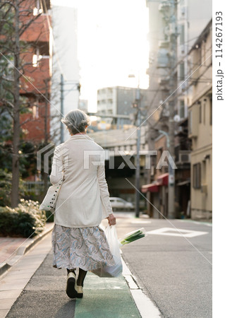 買い物をするシニア女性 後ろ姿 買い物をするシニア女性 後ろ姿 114267193