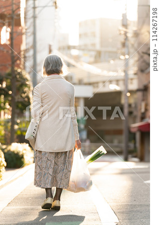 買い物をするシニア女性　後ろ姿 114267198